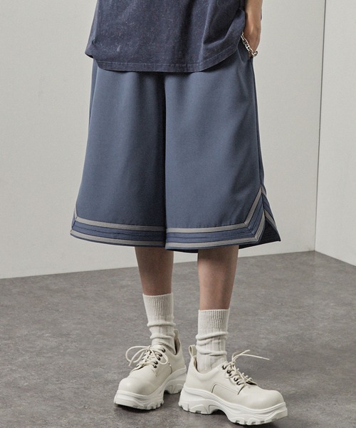 Alfred Alex(アルフレッドアレックス)の「【Alfred Alex】ダブルフェイス ラインワイドトラックショートパンツ/バスパン(その他パンツ・メンズ・ブラック/チャコールグレー/サックスブルー/グレイッシュベージュ/グレイッシュブルー/ブラック系・L/M/S)」の6枚目の写真