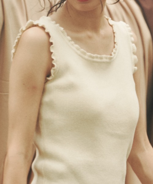 moi tytto(モイテュット)の「フリルニットタンクトップ(タンクトップ・レディース・レッド/ベージュ/ナチュラル・FREE)」の4枚目の写真