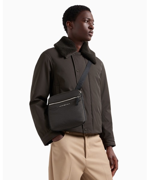 EMPORIO ARMANI（エンポリオアルマーニ）の「【エンポリオ アルマーニ】フラットショルダーバッグ ナイロン オールオーバージャカード ロゴレタリング（ショルダーバッグ・メンズ・カーキ/ブラック×ブラック・FREE）」の8枚目の写真
