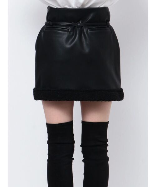EMODA(エモダ)の「フェイクレザーボアスカート(スカート・レディース・ブラウン/ブラック/グレー・MEDIUM/SMALL)」の2枚目の写真