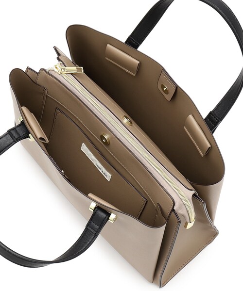 SHOO・LA・RUE(シューラルー)の「◆【2WAY/通勤/学校行事】一枚革風 三層ミドルトート(トートバッグ・レディース・ナチュラル/ブラック/ベージュ系4・00)」の4枚目の写真