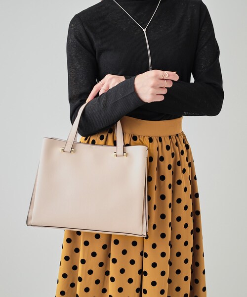 SHOO・LA・RUE(シューラルー)の「◆【2WAY/通勤/学校行事】一枚革風 三層ミドルトート(トートバッグ・レディース・ナチュラル/ブラック/ベージュ系4・00)」の8枚目の写真