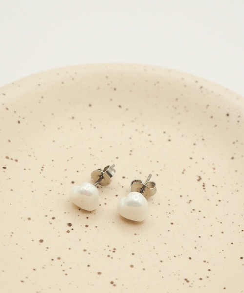 ciite' surgical stainless(シーテサージカルステンレス)の「【 金属アレルギー対応 】 ぷっくりハートピアス サージカルステンレス (両耳用)(ピアス(両耳用)・レディース・ホワイト・FREE)」の8枚目の写真