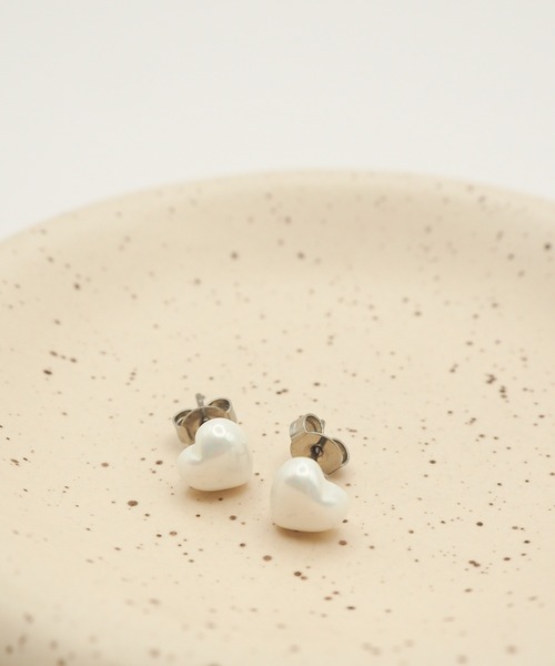 ciite' surgical stainless(シーテサージカルステンレス)の「【 金属アレルギー対応 】 ぷっくりハートピアス サージカルステンレス (両耳用)(ピアス(両耳用)・レディース・ホワイト・FREE)」の9枚目の写真