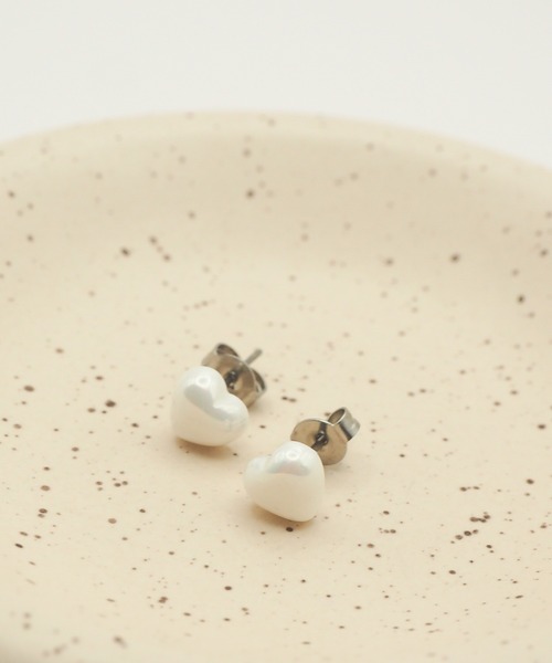ciite' surgical stainless(シーテサージカルステンレス)の「【 金属アレルギー対応 】 ぷっくりハートピアス サージカルステンレス (両耳用)(ピアス(両耳用)・レディース・ホワイト・FREE)」の12枚目の写真