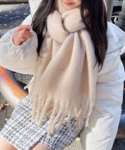 INGNI（イング）の「フリンジボリュームストール（ストール/ショール・レディース・サックスブルー/オフホワイト/ブルー/グレー/ベージュ/ピンク/ピンク系・ONE SIZE）」の4枚目の写真