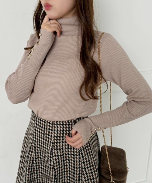 one after another NICE CLAUP（ワンアフターアナザーナイスクラップ）の「金ボタンハイネックニット（ニット/セーター・レディース・ブラック/オフホワイト/ブラウン/ベージュ・FREE）」の4枚目の写真