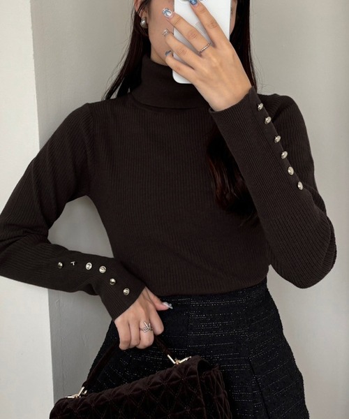 one after another NICE CLAUP（ワンアフターアナザーナイスクラップ）の「金ボタンハイネックニット（ニット/セーター・レディース・ブラック/オフホワイト/ブラウン/ベージュ・FREE）」の3枚目の写真