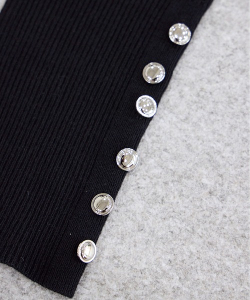 one after another NICE CLAUP（ワンアフターアナザーナイスクラップ）の「金ボタンハイネックニット（ニット/セーター・レディース・ブラック/オフホワイト/ブラウン/ベージュ・FREE）」の5枚目の写真