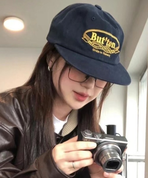 Vipoa（ヴィポア）の「Button ロゴ刺繍キャップ（キャップ・レディース・ネイビー・FREE）」の6枚目の写真