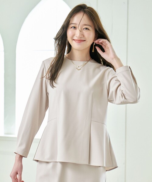 ANY（エニィ）の「【ストレッチ/セットアップ可】イージーケアペプラムブラウス（シャツ/ブラウス・レディース・ネイビー系/ベージュ系・2/3）」の2枚目の写真