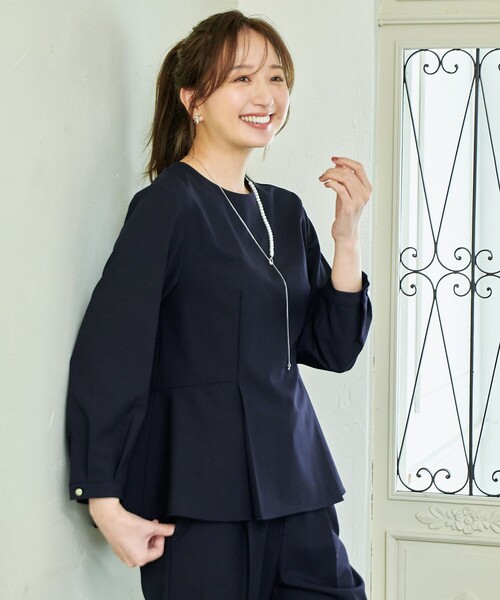 ANY（エニィ）の「【ストレッチ/セットアップ可】イージーケアペプラムブラウス（シャツ/ブラウス・レディース・ネイビー系/ベージュ系・2/3）」の3枚目の写真