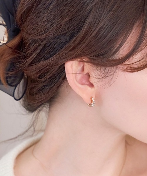Phoebe(フィービィー)の「【金属アレルギー対応】【痛くないシリーズ】プチベゼルストーンフープライトフィットイヤリング(イヤリング・レディース・シャンパン/イエローゴールド・FREE)」の4枚目の写真