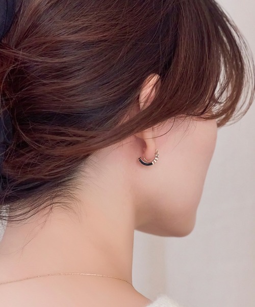 Phoebe(フィービィー)の「【金属アレルギー対応】【痛くないシリーズ】プチベゼルストーンフープライトフィットイヤリング(イヤリング・レディース・シャンパン/イエローゴールド・FREE)」の5枚目の写真