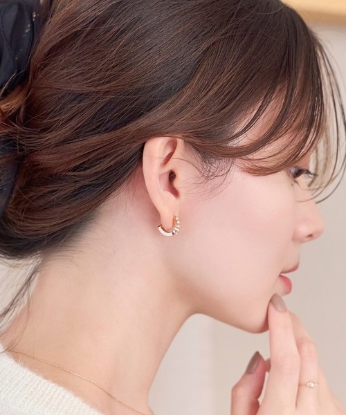 Phoebe(フィービィー)の「【金属アレルギー対応】【痛くないシリーズ】プチベゼルストーンフープライトフィットイヤリング(イヤリング・レディース・シャンパン/イエローゴールド・FREE)」の6枚目の写真