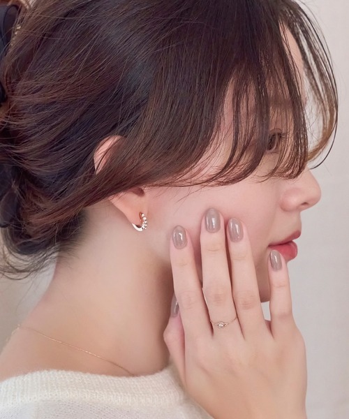 Phoebe(フィービィー)の「【金属アレルギー対応】【痛くないシリーズ】プチベゼルストーンフープライトフィットイヤリング(イヤリング・レディース・シャンパン/イエローゴールド・FREE)」の7枚目の写真