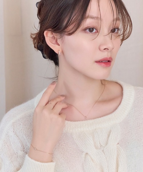 Phoebe(フィービィー)の「【金属アレルギー対応】【痛くないシリーズ】プチベゼルストーンフープライトフィットイヤリング(イヤリング・レディース・シャンパン/イエローゴールド・FREE)」の8枚目の写真