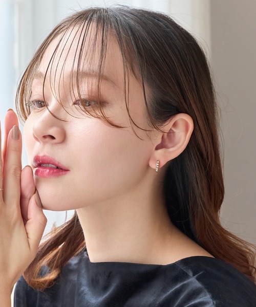 Phoebe(フィービィー)の「【金属アレルギー対応】【痛くないシリーズ】プチベゼルストーンフープライトフィットイヤリング(イヤリング・レディース・シャンパン/イエローゴールド・FREE)」の12枚目の写真