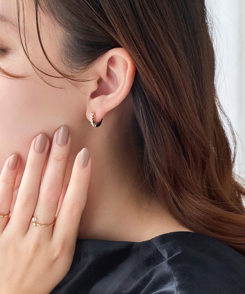 Phoebe(フィービィー)の「【金属アレルギー対応】【痛くないシリーズ】プチベゼルストーンフープライトフィットイヤリング(イヤリング・レディース・シャンパン/イエローゴールド・FREE)」の16枚目の写真