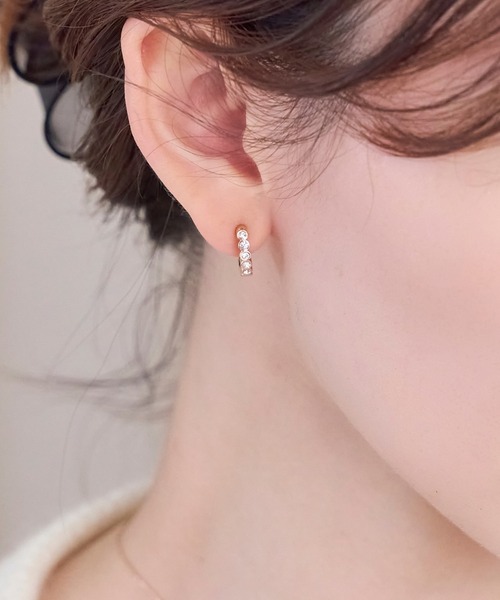 Phoebe(フィービィー)の「【金属アレルギー対応】【痛くないシリーズ】プチベゼルストーンフープライトフィットイヤリング(イヤリング・レディース・シャンパン/イエローゴールド・FREE)」の17枚目の写真