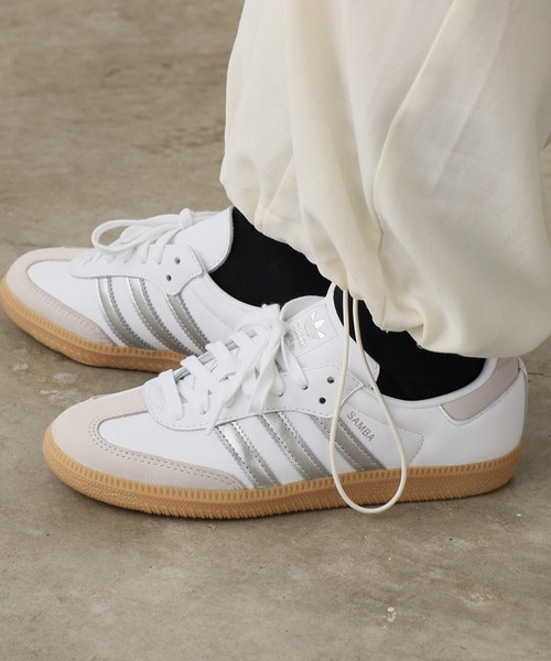 adidas（アディダス）の「adidas/アディダス adidas SAMBA OG スエード レザースニーカー オリジナル（スニーカー・メンズ・ホワイト×レッド/ホワイト×グリーン/サンドベージュ/グリーン/ホワイト×シルバー/ライトブラウン/シルバー/ブラック・28/27.5/26.5/26/25/24.5/24/23/27/23.5）」の4枚目の写真