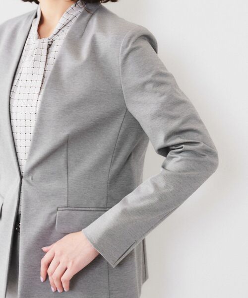 UNTITLED（アンタイトル）の「【通勤スーツ】コットン混ジャージ カラーレスジャケット（ノーカラージャケット・レディース・ダークグレー/ブラック/ネイビー/ベージュ・03/04/42/50/48/46/44/02/01/00）」の21枚目の写真