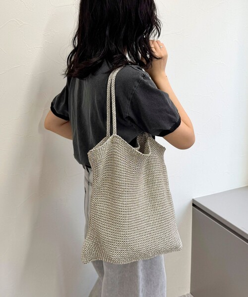 fredy emue（フレディエミュ）の「ラメ糸編みトートバッグ（トートバッグ・レディース・シルバー/ブラック・FREE）」の4枚目の写真