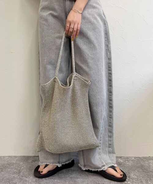 fredy emue（フレディエミュ）の「ラメ糸編みトートバッグ（トートバッグ・レディース・シルバー/ブラック・FREE）」の6枚目の写真