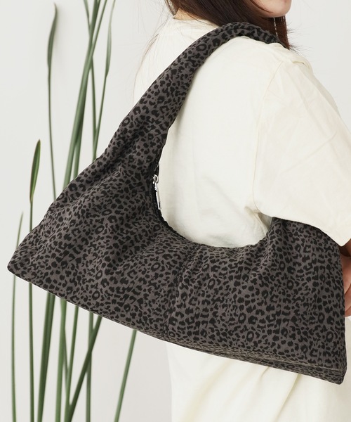 ROOPTOKYO(ループトウキョウ)の「Leopard print handbag / レオパード柄 ハンドバッグ(ショルダーバッグ・メンズ・ブラック/アイボリー/ベージュ・FREE)」の3枚目の写真