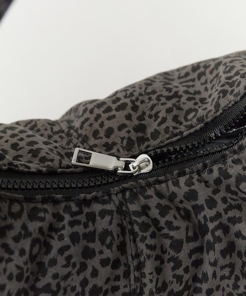 ROOPTOKYO(ループトウキョウ)の「Leopard print handbag / レオパード柄 ハンドバッグ(ショルダーバッグ・メンズ・ブラック/アイボリー/ベージュ・FREE)」の18枚目の写真