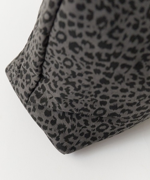 ROOPTOKYO(ループトウキョウ)の「Leopard print handbag / レオパード柄 ハンドバッグ(ショルダーバッグ・メンズ・ブラック/アイボリー/ベージュ・FREE)」の16枚目の写真