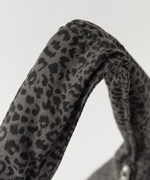 ROOPTOKYO(ループトウキョウ)の「Leopard print handbag / レオパード柄 ハンドバッグ(ショルダーバッグ・メンズ・ブラック/アイボリー/ベージュ・FREE)」の14枚目の写真