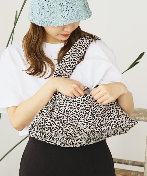 ROOPTOKYO(ループトウキョウ)の「Leopard print handbag / レオパード柄 ハンドバッグ(ショルダーバッグ・メンズ・ブラック/アイボリー/ベージュ・FREE)」の6枚目の写真