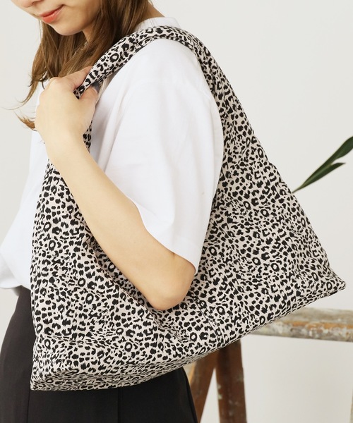 ROOPTOKYO(ループトウキョウ)の「Leopard print handbag / レオパード柄 ハンドバッグ(ショルダーバッグ・メンズ・ブラック/アイボリー/ベージュ・FREE)」の7枚目の写真