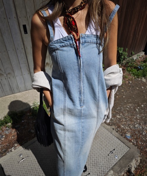 esutoreja（エストレジャ）の「デニムキャミワンピース（ワンピース・レディース・ライトブルー/ブルー・FREE）」の7枚目の写真