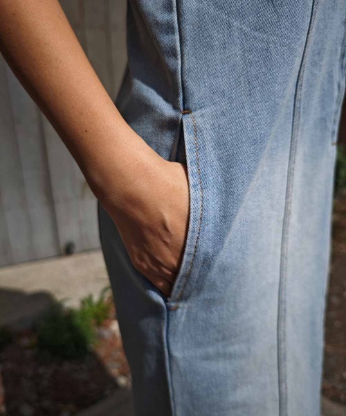 esutoreja（エストレジャ）の「デニムキャミワンピース（ワンピース・レディース・ライトブルー/ブルー・FREE）」の15枚目の写真