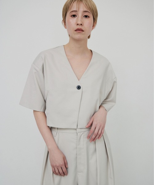 lit（リット）の「Over Shoulder Half Sleeve Jaket（ノーカラージャケット・レディース・ブラック/キナリ・FREE）」の2枚目の写真