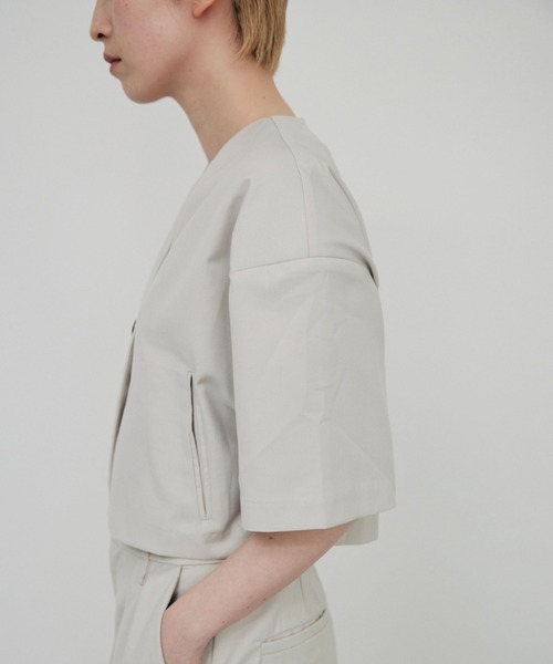 lit（リット）の「Over Shoulder Half Sleeve Jaket（ノーカラージャケット・レディース・ブラック/キナリ・FREE）」の4枚目の写真