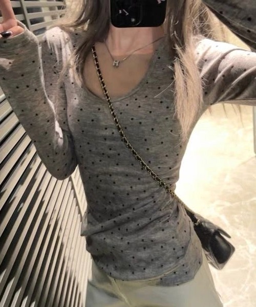 MEMECLE(メメクル)の「【 MEMECLE / メメクル 】ドット Uネックカットソー(Tシャツ/カットソー・レディース・グレー/アイボリー・M/L/S)」の4枚目の写真