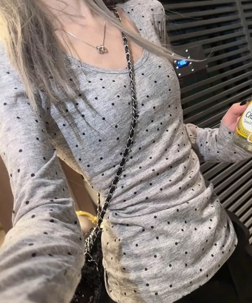 MEMECLE(メメクル)の「【 MEMECLE / メメクル 】ドット Uネックカットソー(Tシャツ/カットソー・レディース・グレー/アイボリー・M/L/S)」の6枚目の写真