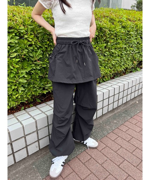 WC（ダブル シー）の「スカートドッキングナイロンパンツ（その他パンツ・レディース・チャコールグレー/ブラック・FREE）」の3枚目の写真