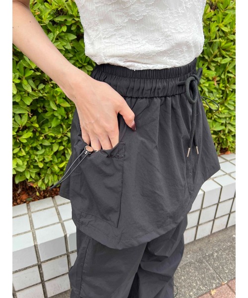 WC（ダブル シー）の「スカートドッキングナイロンパンツ（その他パンツ・レディース・チャコールグレー/ブラック・FREE）」の8枚目の写真
