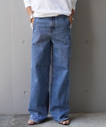 バイカラー」に該当するレディースのデニムパンツファッション