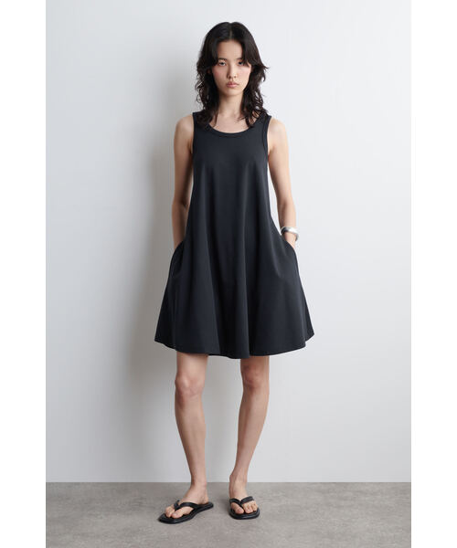 COS（コス）の「コットンジャージー ミニ スウィングドレス（ワンピース・レディース・レッド/ネイビー・S/M/L/XS）」の2枚目の写真