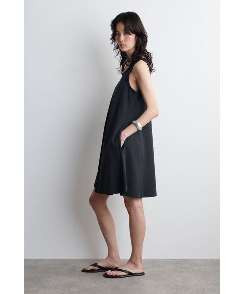 COS（コス）の「コットンジャージー ミニ スウィングドレス（ワンピース・レディース・レッド/ネイビー・S/M/L/XS）」の4枚目の写真