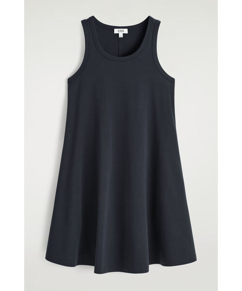 COS（コス）の「コットンジャージー ミニ スウィングドレス（ワンピース・レディース・レッド/ネイビー・S/M/L/XS）」の6枚目の写真