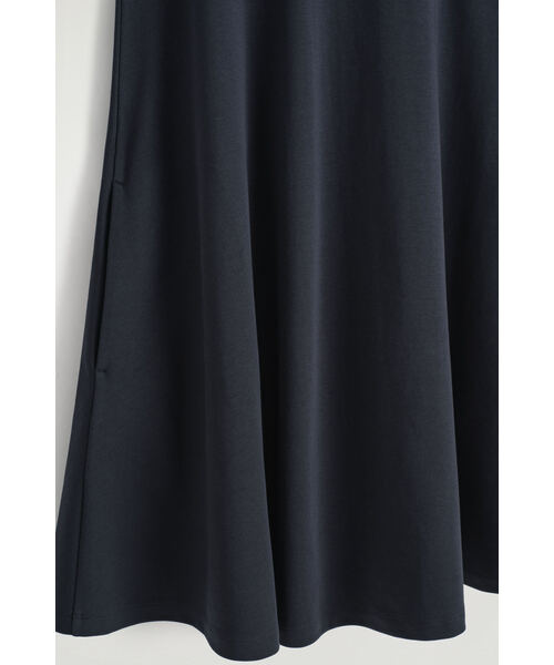 COS（コス）の「コットンジャージー ミニ スウィングドレス（ワンピース・レディース・レッド/ネイビー・S/M/L/XS）」の7枚目の写真