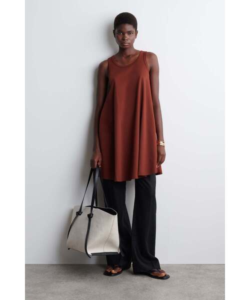 COS（コス）の「コットンジャージー ミニ スウィングドレス（ワンピース・レディース・レッド/ネイビー・S/M/L/XS）」の8枚目の写真