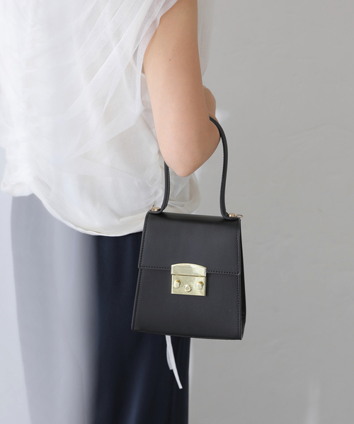 La TOTALITE(ラトータリテ)の「MILOS/ミロス ビット付きミニバッグ(ショルダーバッグ・レディース・ボルドー/ブラック・FREE)」の4枚目の写真