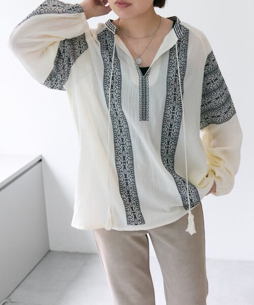 【ear PAPILLONNER】刺しゅうシャツ SUM1 STYLE ear PAPILLONNER（イアパピヨネ）の「刺しゅうブラウス【SUM1